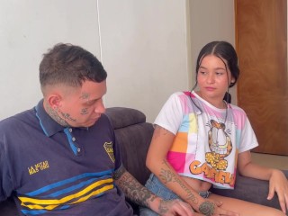 Mi vecina cachonda me pide ayuda y yo le ayudo a cambio de que me deje follarla por el culo.