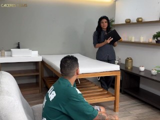 masaje con final feliz, cachonda masajista puta se folla a sus pacientes - Rosxy Gutierrez & Dani Cl