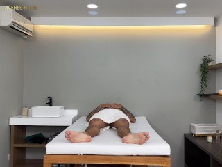 masaje con final feliz, cachonda masajista puta se folla a sus pacientes - Rosxy Gutierrez & Dani Cl