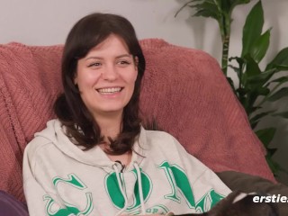 Ersties - Extrovertierte Modedesignerin Mia T masturbiert mit einer Gerte und einem Glasdildo