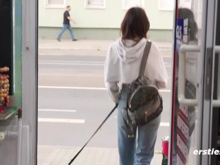 Ersties - Extrovertierte Modedesignerin Mia T masturbiert mit einer Gerte und einem Glasdildo