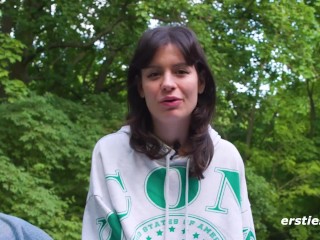 Ersties - Extrovertierte Modedesignerin Mia T masturbiert mit einer Gerte und einem Glasdildo