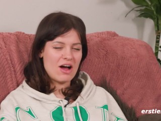 Ersties - Extrovertierte Modedesignerin Mia T masturbiert mit einer Gerte und einem Glasdildo