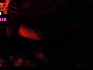 Chaudasse tatouée se gode la petite chatte serrée avec des gros godes-Clara Ose