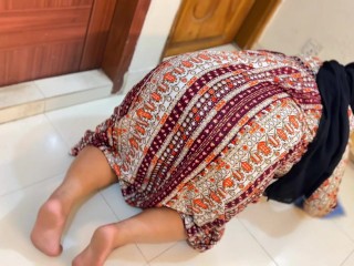 Egypt Beautiful Big Ass Curvy Muslim Hot Stepmom Stuck under Bed Then She want Anal fuck from me!