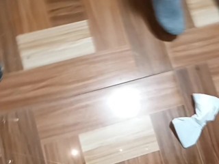 HERMANASTRA ME ENSEÑA LOS VELLOS DE SU VAGINA PELUDA