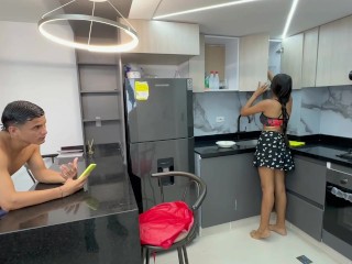 Le doy toda mi leche a mi timida hermanastra para su cereal hasta terminar cogiendo fuerte y rico