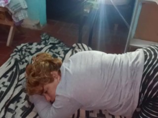 Medi se pone en cuatro y terminamos con un creampie