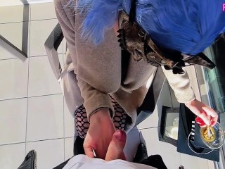 Coquine Française suce et fume une cigarette sur le balcon smoking fétish-Clara Ose