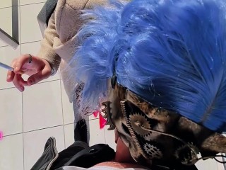 Coquine Française suce et fume une cigarette sur le balcon smoking fétish-Clara Ose