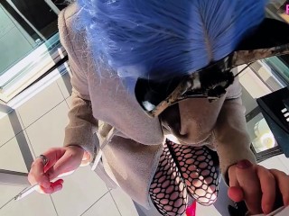 Coquine Française suce et fume une cigarette sur le balcon smoking fétish-Clara Ose