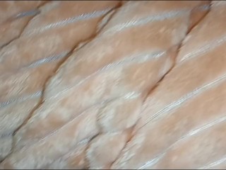 Super VECINA amateur con piernas y agujeros peludos se frota el coño y se baja