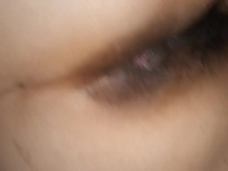 Super VECINA amateur con piernas y agujeros peludos se frota el coño y se baja 02