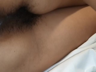 Super VECINA amateur con piernas y agujeros peludos se frota el coño y se baja 02