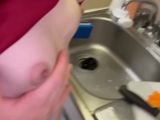 [個人撮影] 料理中なのに先輩に生挿入されて最後は対面状態で沢山中出しされちゃう陰キャJK