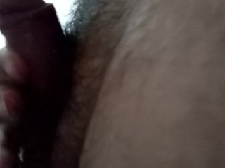 Me masturbo, mientras está mi familia en casa