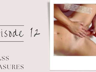 Milf gets her pussy fucked with dildo