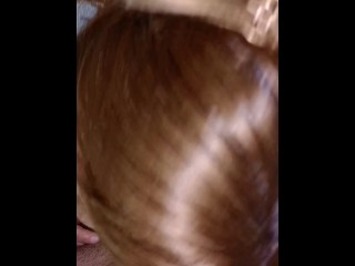 Rubia me la chupa al lado de la PC en vivo