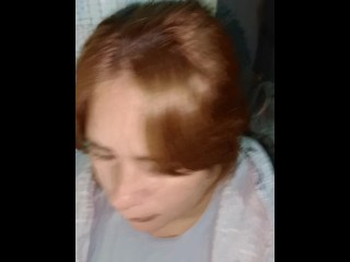 Rubia me la chupa al lado de la PC en vivo