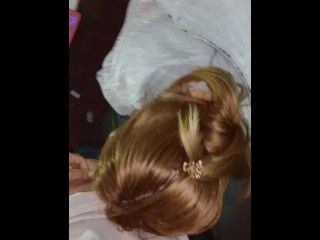 Rubia me la chupa al lado de la PC en vivo