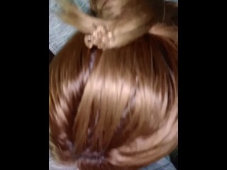 Rubia me la chupa al lado de la PC en vivo