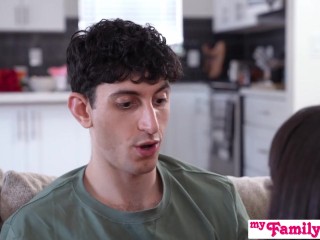 Aria Valencia & Amber Stark play 'Mittens or Kisses' Valentines Game -S32:E3