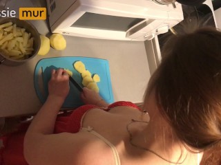 I cooked dinner and sucked his dick under the table while he ate - Lovessie Mur