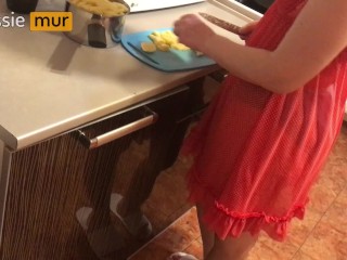 I cooked dinner and sucked his dick under the table while he ate - Lovessie Mur