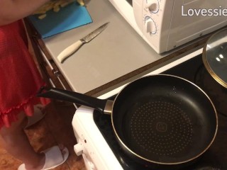 I cooked dinner and sucked his dick under the table while he ate - Lovessie Mur