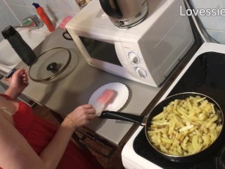 I cooked dinner and sucked his dick under the table while he ate - Lovessie Mur