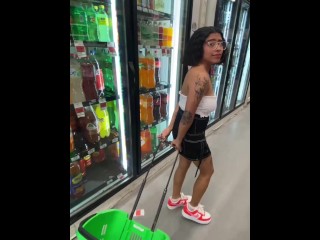 Le ayude con las bolsas de mandado y así me pagó