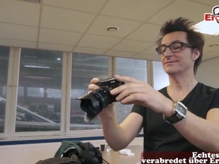 Blonde junge Frau hat Autopanne und bekommt in der Werkstatt Hilfe von 2 Schwänzen