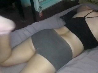 Otra toma: Medi mueve la cola con su short ajustado