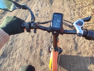 Persa nel bosco, un ciclista mi rimorchia e mi scopa🎺(dialoghi ITA)