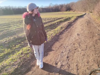 Persa nel bosco, un ciclista mi rimorchia e mi scopa🎺(dialoghi ITA)