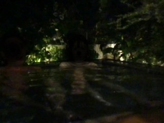 ムーディーな露天風呂で教え子の真っ白なモチ肌にムラムラして手マンで昇天