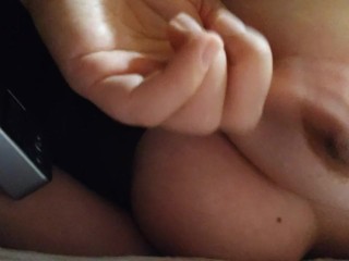 ビチ○ソ我慢状態でタイマー付き南京錠を使ってベッドの柵に拘束された状態で乳首オナニーして情けない声を出す変態日本人女性♥️