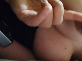 ビチ○ソ我慢状態でタイマー付き南京錠を使ってベッドの柵に拘束された状態で乳首オナニーして情けない声を出す変態日本人女性♥️