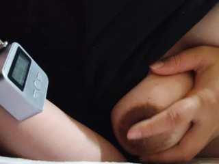 ビチ○ソ我慢状態でタイマー付き南京錠を使ってベッドの柵に拘束された状態で乳首オナニーして情けない声を出す変態日本人女性♥️