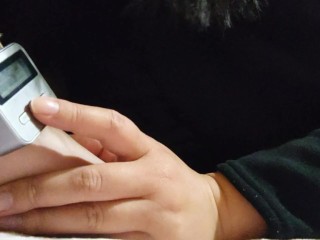 ビチ○ソ我慢状態でタイマー付き南京錠を使ってベッドの柵に拘束された状態で乳首オナニーして情けない声を出す変態日本人女性♥️