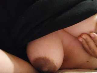 ビチ○ソ我慢状態でタイマー付き南京錠を使ってベッドの柵に拘束された状態で乳首オナニーして情けない声を出す変態日本人女性♥️