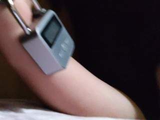 ビチ○ソ我慢状態でタイマー付き南京錠を使ってベッドの柵に拘束された状態で乳首オナニーして情けない声を出す変態日本人女性♥️