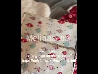 Elle m'offre à Noël pour un trio HFF torride,  et il éjacule sur nos culs de salope ul de salope