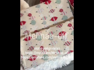 Elle m'offre à Noël pour un trio HFF torride,  et il éjacule sur nos culs de salope ul de salope