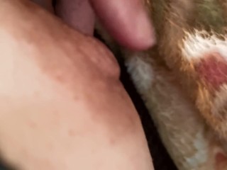 友達が寝てる横でこっそり乳首オナニー 陥没乳首が勃起するまで触るのやめられない（素人　個人撮影）