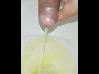 hombre joven desesperado pissing, gran erección y venas brotadas