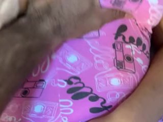 أعود إلى المنزل في عام 2025 وأجد جارتي مع كسها الرطب