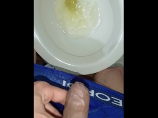 hombre joven desesperado pissing, gran erección y venas brotadas