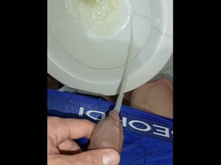 hombre joven desesperado pissing, gran erección y venas brotadas