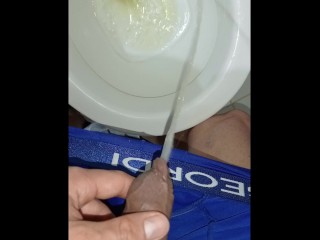 hombre joven desesperado pissing, gran erección y venas brotadas